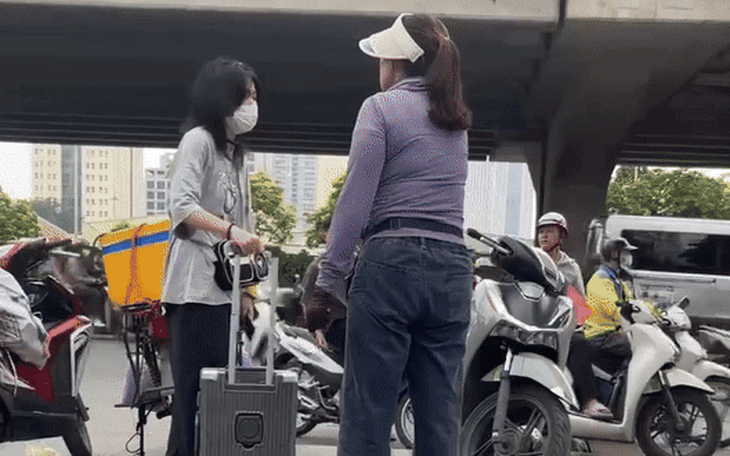 Vụ bà bán trà đá đuổi cô gái khỏi vỉa hè: 'Đã lấn chiếm vỉa hè mà còn xem như của riêng' - Ảnh 2.