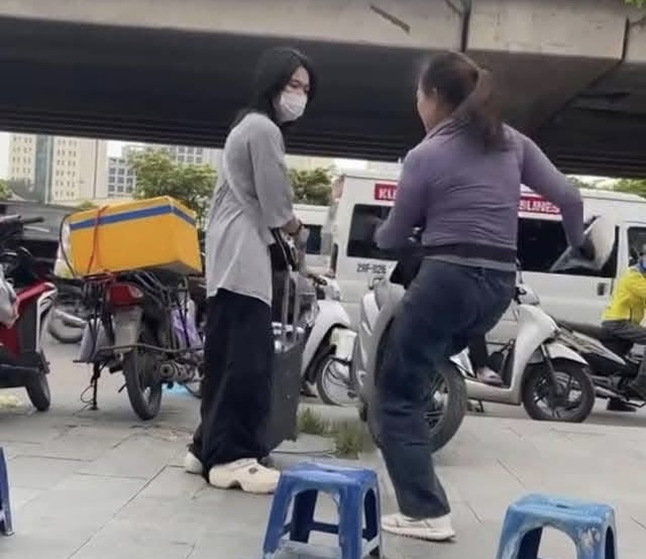 Bà bán trà đá đuổi cô gái khỏi vỉa hè vì ‘đứng vào chỗ bán hàng’: Ai cho xem vỉa hè như của riêng? Bà bán trà đá đuổi cô gái khỏi vỉa hè vì ‘đứng vào chỗ bán hàng’: Ai cho xem vỉa hè như của riêng?