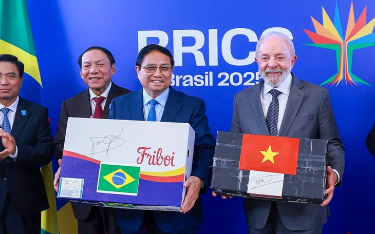 Thủ tướng và Phu nhân được tặng áo đấu của câu lạc bộ bóng đá hàng đầu Brazil - Ảnh 3.