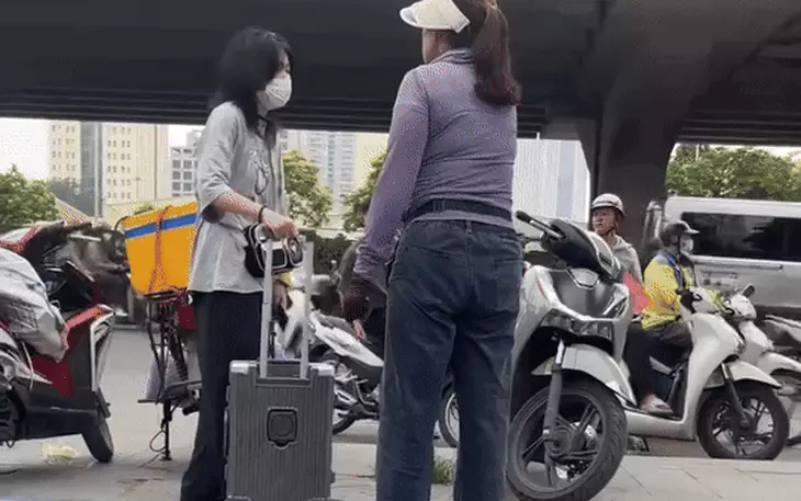 Bị xua đuổi trên vỉa hè, hãy trình báo - Ảnh 2.