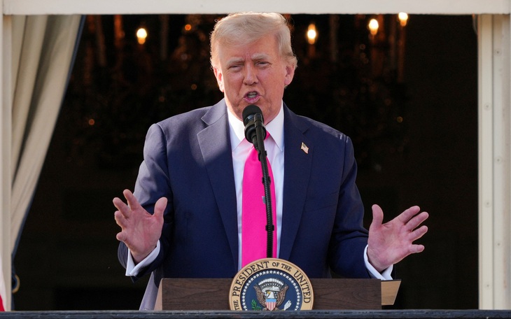 Chứng khoán Mỹ lao dốc, đồng USD tăng giá sau khi ông Trump đăng thư thuế quan - Ảnh 2.