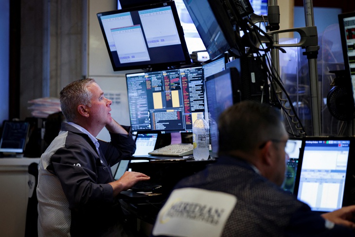 Chứng khoán Mỹ lao dốc, đồng USD tăng giá sau khi ông Trump đăng thư thuế quan - Ảnh 1. chứng khoán - Ảnh 1.