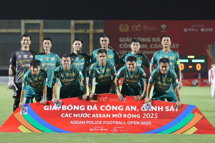 Dàn cầu thủ chuyên nghiệp giúp CAND Việt Nam II thắng đậm Cảnh sát Singapore Dàn cầu thủ chuyên nghiệp giúp CAND Việt Nam II thắng đậm Cảnh sát Singapore