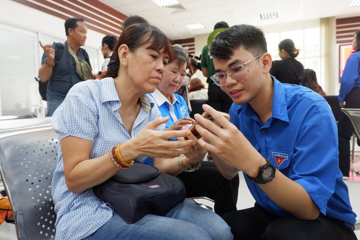 241.000 thanh niên tình nguyện toàn quốc hỗ trợ chính quyền 2 cấp giải quyết thủ tục hành chính - Ảnh 4.