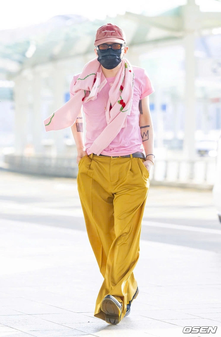 G-Dragon, Suzy, Cha Eun Woo... náo loạn sân bay với gu thời trang cá tính - Ảnh 2. Thời trang sân bay của sao: G-Dragon, Suzy, Cha Eun Woo... gây náo loạn - Ảnh 2.