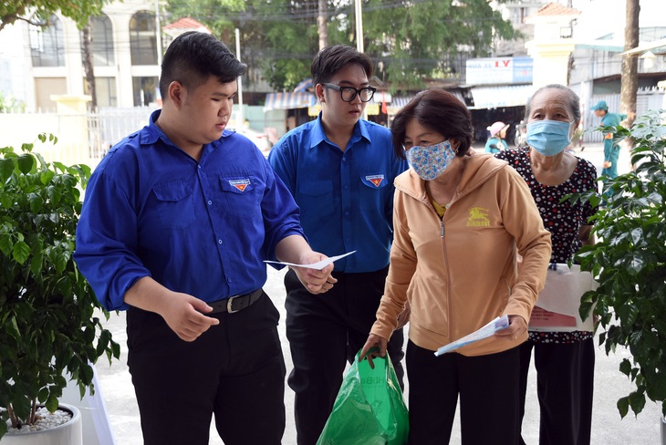 Đồng Nai triển khai 96 đội hình tình nguyện hỗ trợ người dân làm thủ tục hành chính - Ảnh 1.