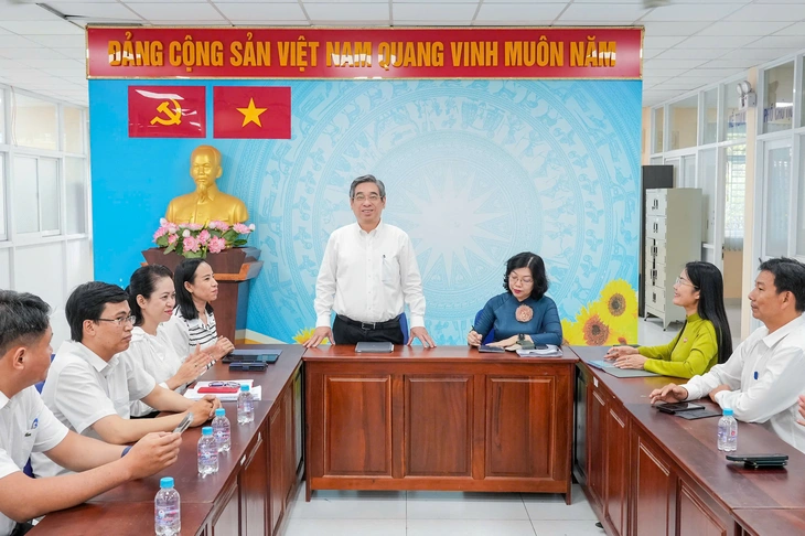 Phó bí thư Nguyễn Phước Lộc khảo sát phường Hòa Hưng sau một tuần vận hành Phó bí thư Nguyễn Phước Lộc khảo sát phường Hòa Hưng sau một tuần vận hành