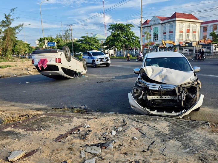 Hai ô tô tông nhau ở ngã tư, một chiếc lật ngửa - Ảnh 1.