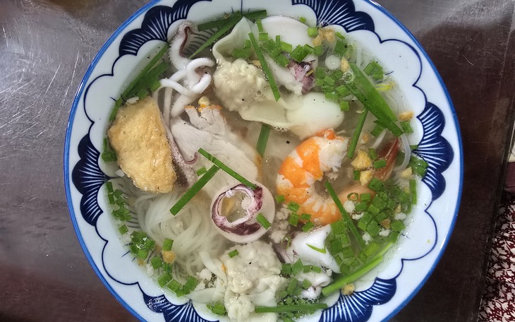 Khói bay nghi ngút ở chợ Xóm Lưới Vũng Tàu, muốn ăn hải sản gì có tất - Ảnh 3.