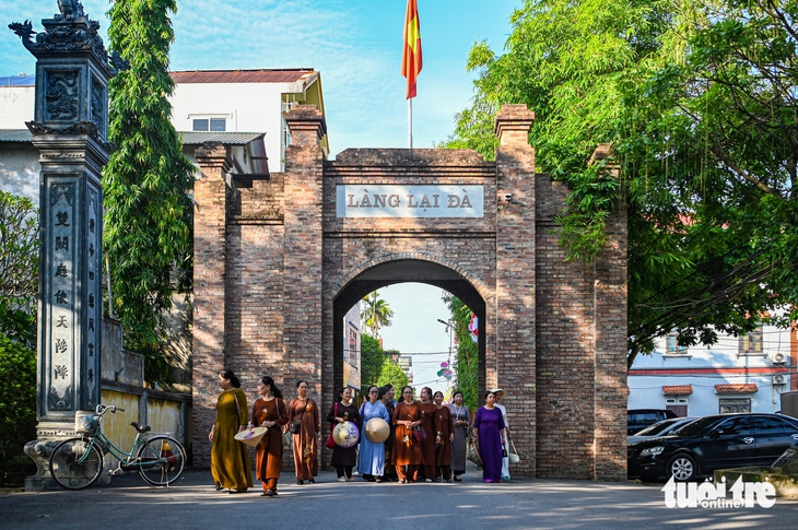Người dân về thôn Lại Đà, rơi lệ tưởng nhớ cố Tổng Bí thư Nguyễn Phú Trọng - Ảnh 1.