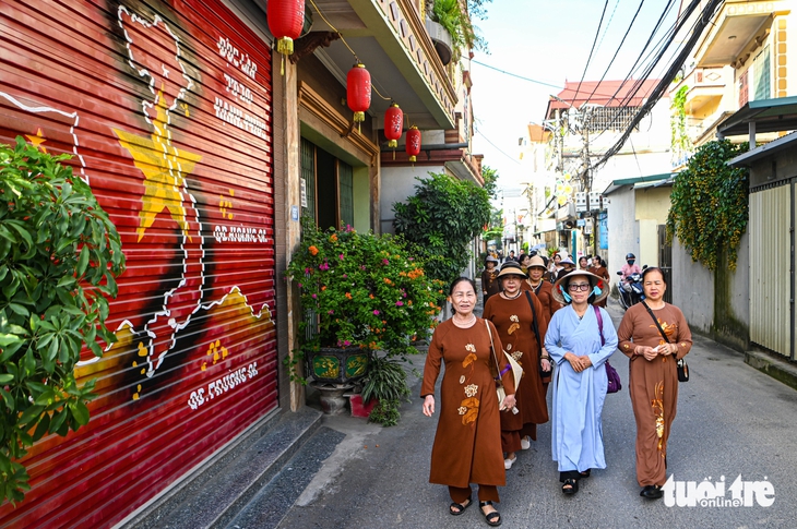 Người dân về thôn Lại Đà, rơi lệ tưởng nhớ cố Tổng Bí thư Nguyễn Phú Trọng - Ảnh 2.