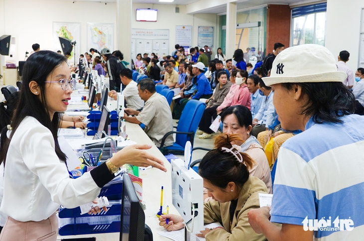 Làm thủ tục hành chính ở Phú Quốc quá tải: Lãnh đạo tỉnh An Giang vào cuộc giải quyết - Ảnh 2.