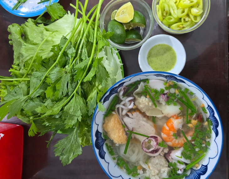 Quán hủ tiếu hải sản số 7 Vũng Tàu đông nghẹt khách cuối tuần, 'tái sinh' sau dịch COVID-19 - Ảnh 2. Hủ tiếu hải sản - Ảnh 2.