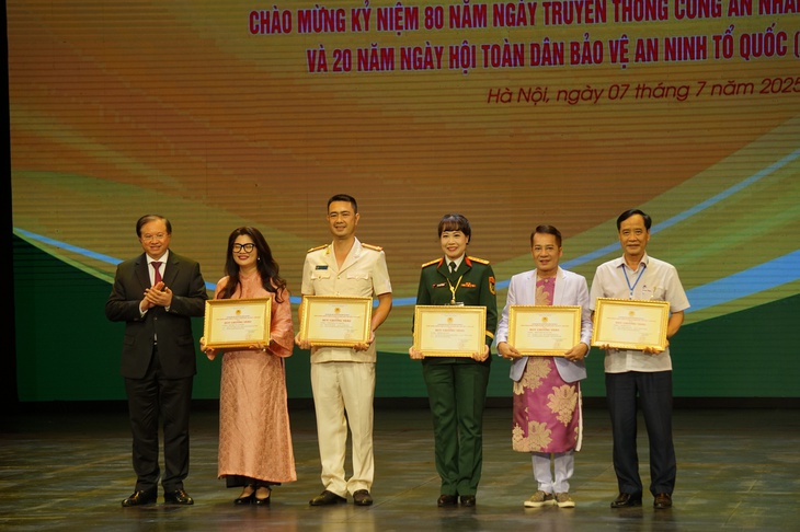 5 vở diễn và 50 diễn viên được trao huy chương vàng tại Liên hoan sân khấu về người chiến sĩ công an - Ảnh 3. 5 vở diễn và 50 diễn viên được trao huy chương vàng tại Liên hoan sân khấu về người chiến sĩ công an - Ảnh 3.