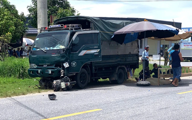 Điều tra vụ xe bán tải kéo lê xe máy khoảng 1km khiến một người tử vong ở Phan Thiết - Ảnh 2.