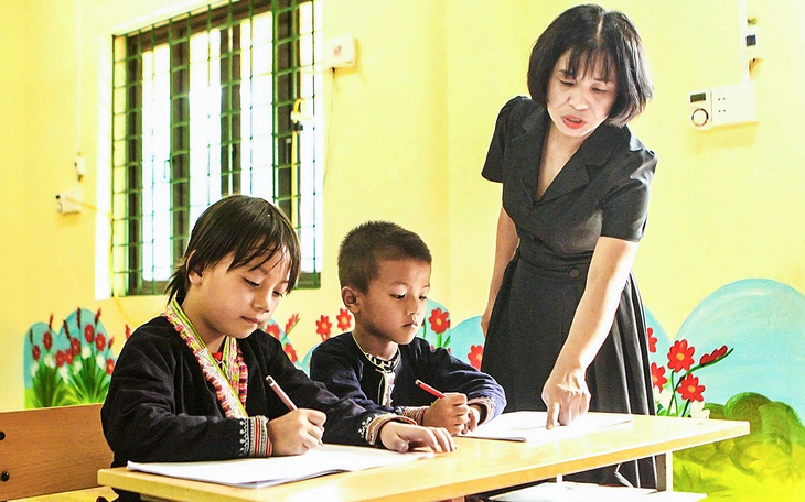 Trao học bổng Chắp sáng ước mơ: Vệt sáng lung linh trên bức tranh đen thẫm - Ảnh 2.