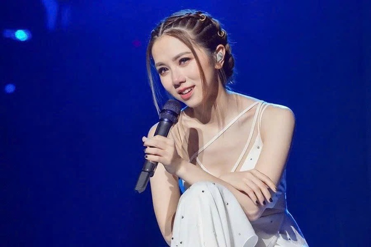 Đặng Tử Kỳ ra mắt sách đầu tay: Gây tranh cãi vì giá cao, bị nghi ngờ thuê người viết hộ Đặng Tử Kỳ ra mắt sách đầu tay: Gây tranh cãi vì giá cao, bị nghi ngờ thuê người viết hộ