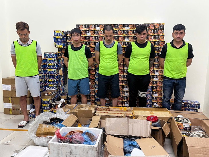 Triệt phá đường dây sản xuất, tiêu thụ gần 1 tấn pháo nổ liên tỉnh- Ảnh 1. Triệt phá đường dây sản xuất, tiêu thụ gần 1 tấn pháo nổ liên tỉnh - Ảnh 1.