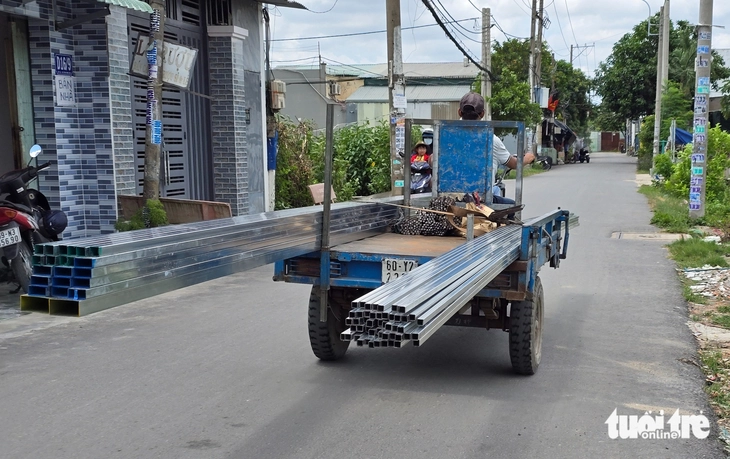 Hãi hùng xe lôi tự chế chở bó sắt 10m, chiếm hết đường ở TP.HCM - Ảnh 4.