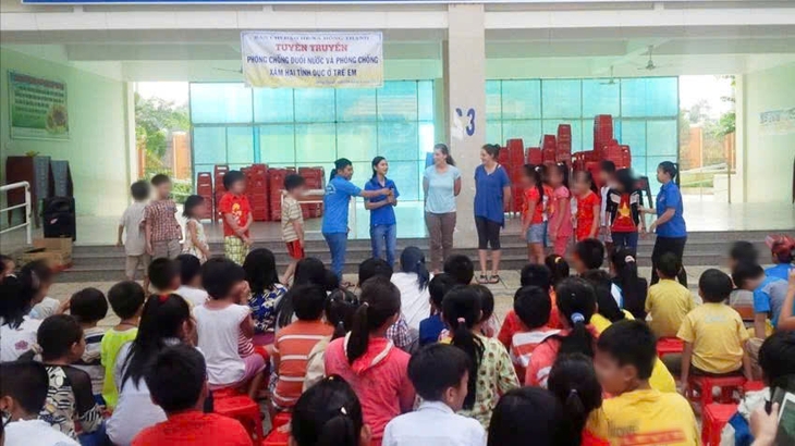 UBND xã Đông Thạnh thăm hỏi, động viên gia đình 2 trẻ đuối nước - Ảnh 1.
