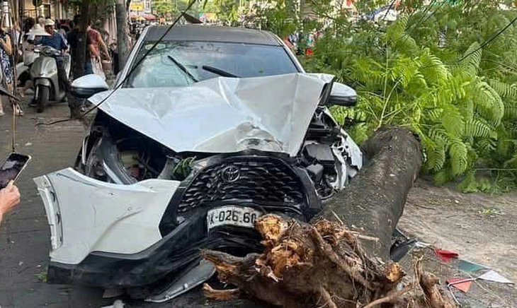 ô tô tông liên hoàn 12 xe máy - Ảnh 1.