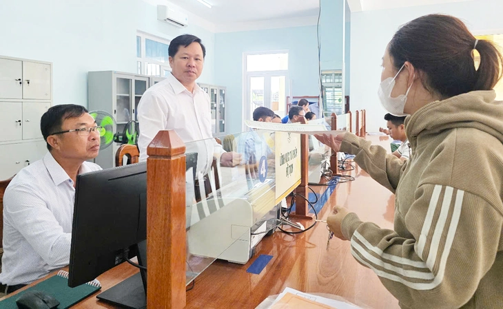 Một phường ở Đà Nẵng công bố 3 đường dây nóng về an ninh, đất đai, xây dựng, giải quyết hồ sơ - Ảnh 3.