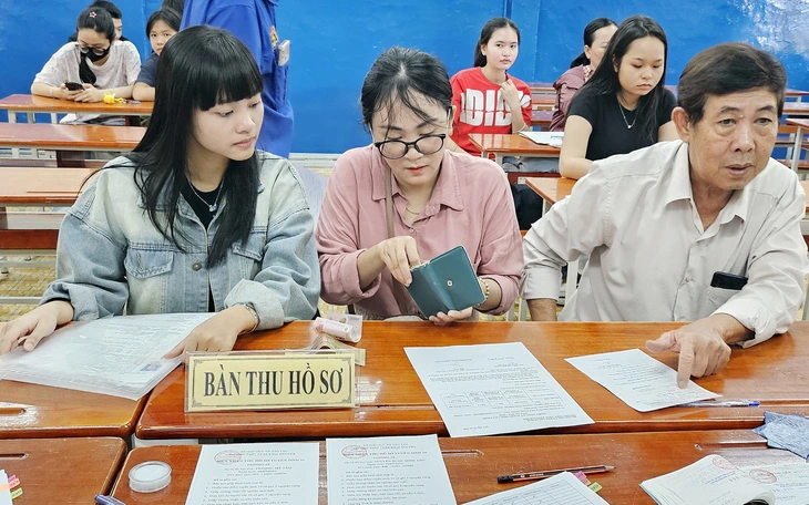 Tuyển sinh lớp 10 ở TP.HCM: một số nơi xét tuyển, khu vực còn lại thi văn, toán, ngoại ngữ - Ảnh 2.