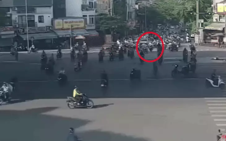Từ vụ ô tô tông liên hoàn 12 xe máy: Vì sao khi nhầm chân ga, tài xế càng đạp mạnh thay vì đổi bên? - Ảnh 5.