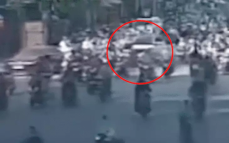 Vụ ô tô tông liên hoàn 12 xe máy: Bùng nổ tranh cãi 'tài chưa quen không nên dùng giữ phanh tự động' - Ảnh 4.