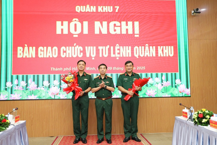 Trung tướng Nguyễn Trường Thắng bàn giao chức vụ tư lệnh Quân khu 7 cho Thiếu tướng Lê Xuân Thế - Ảnh 1.