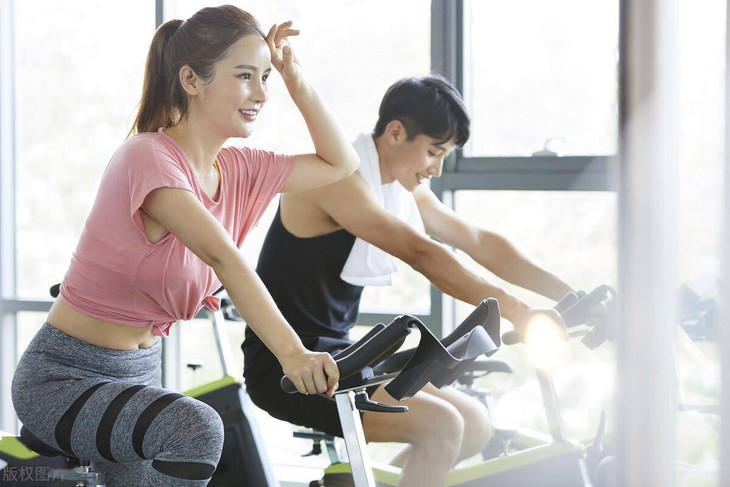 Nên mặc đồ bó hay rộng khi chơi thể thao? - Ảnh 2.