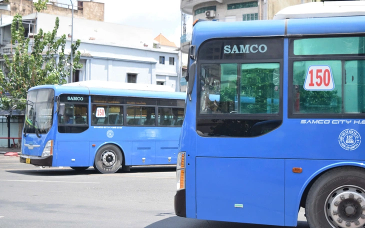 Ngày đầu hoạt động 37 tuyến xe buýt mới: Người dân thích thú, tài xế niềm nở - Ảnh 3.