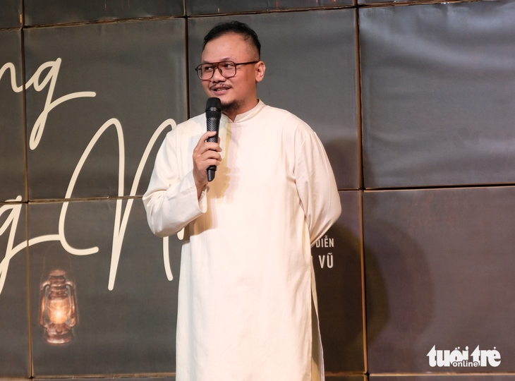 Tú Sương hóa người mẹ khùng hỗ trợ Vũ Trần tốt nghiệp đạo diễn - Ảnh 4. Tú Sương hóa người mẹ khùng hỗ trợ Vũ Trần tốt nghiệp đạo diễn - Ảnh 4.
