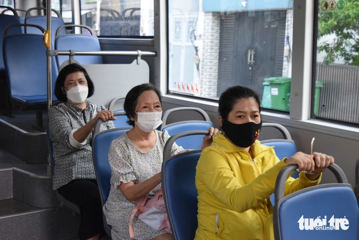 Ngày đầu hoạt động 37 tuyến xe buýt mới: Người dân thích thú, tài xế niềm nở - Ảnh 7.