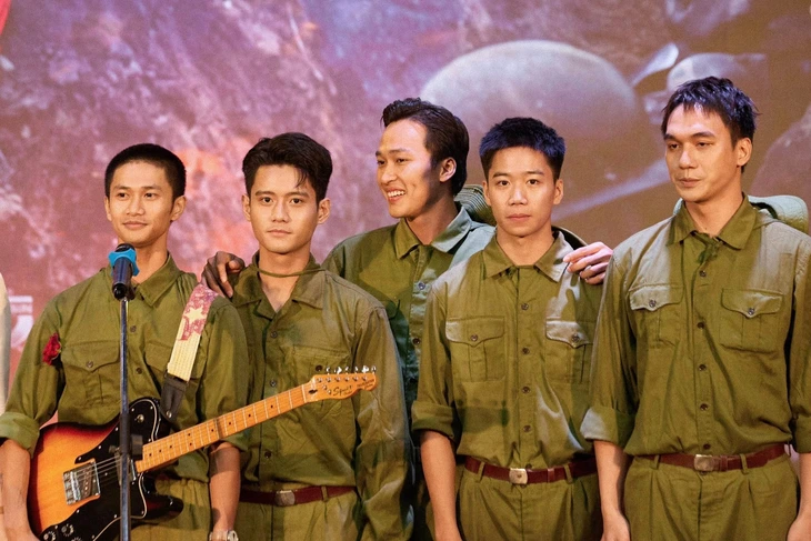 'Còn gì đẹp hơn' của giọng ca 'Phép màu': Khi Gen Z yêu nước bằng cả trái tim mình - Ảnh 3. Còn gì đẹp hơn - Ảnh 2.