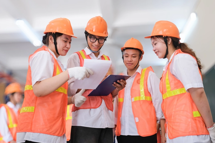 Người trẻ 'quay xe' về học logistics dù đã đi làm công ty gần 10 năm - Ảnh 2. Người trẻ 'quay xe' về học logistics dù đã đi làm công ty gần 10 năm - Ảnh 2.