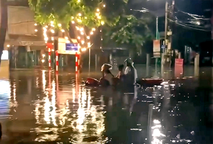 Thái Nguyên ngập sâu, dân bơi thuyền ra phố đón người về nhà - Ảnh 1.