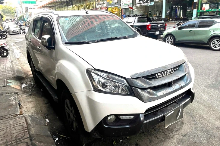 Xe hơi biển Ninh Thuận đậu bên cạnh ký túc xá ở Nha Trang hơn cả năm, công an vào cuộc tìm chủ xe - Ảnh 1. Xe hơi biển Ninh Thuận đậu cạnh ký túc xá ở Nha Trang hơn cả năm, công an tìm chủ xe - Ảnh 1.