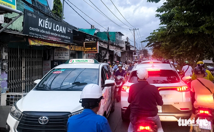 Đường Lương Ngọc Quyến ở TP.HCM chỉ 5m, ô tô chạy ‘đối đầu’ là kẹt cứng - Ảnh 2.