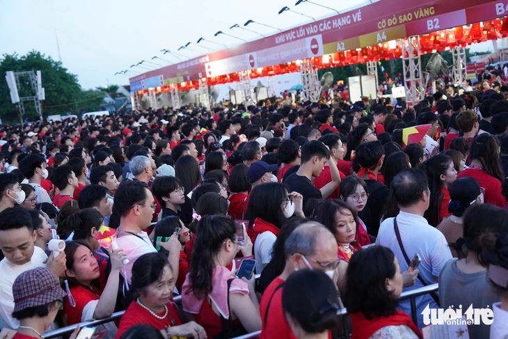 Hàng chục ngàn người mặc áo cờ đỏ sao vàng đổ về sân Mỹ Đình dự concert quốc gia - Ảnh 5.