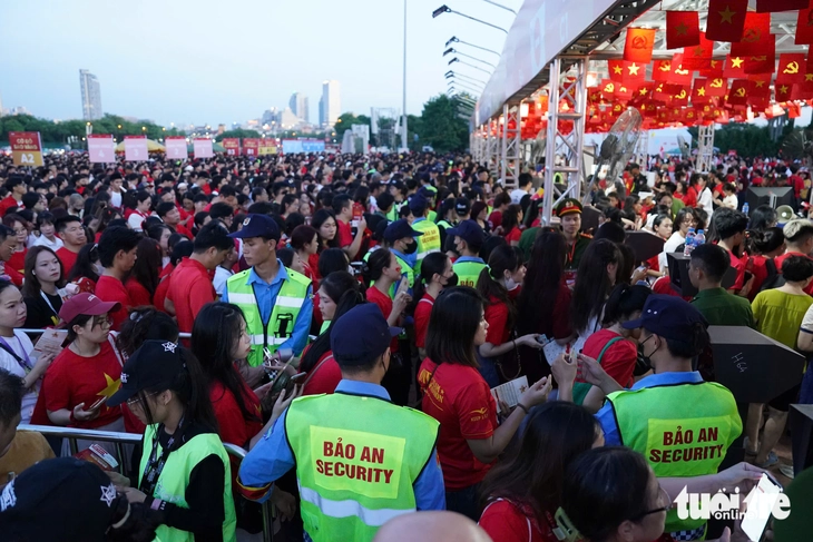 Hàng chục ngàn người mặc áo cờ đỏ sao vàng đổ về sân Mỹ Đình dự concert quốc gia - Ảnh 6.