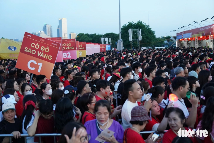 Hàng chục ngàn người mặc áo cờ đỏ sao vàng đổ về sân Mỹ Đình dự concert quốc gia - Ảnh 7.