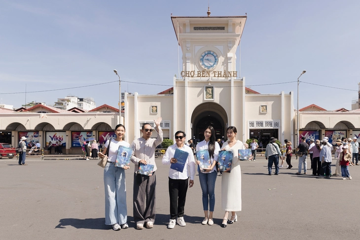 Hoa hậu Thu Uyên, Ngân Anh tặng túi bảo vệ môi trường cho du khách, tiểu thương chợ Bến Thành - Ảnh 6. chợ Bến Thành - Ảnh 6.