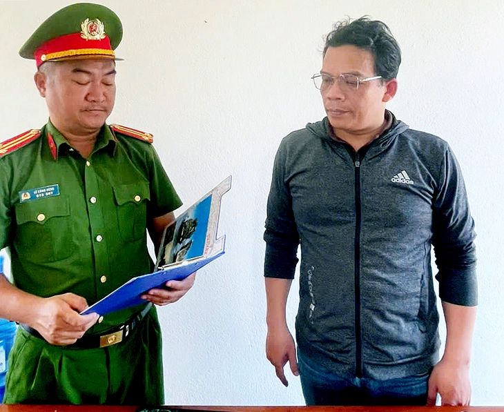 Tạm giữ người lừa lo thủ tục cấp sổ đỏ rồi chiếm đoạt gần 1 tỉ đồng - Ảnh 1.