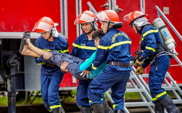 Sao không lo dập cháy mà nói nhiều quá? Lê Dương Bảo Lâm nói ‘nghề tụi em làm giải trí mà mọi người’ - Ảnh 5.