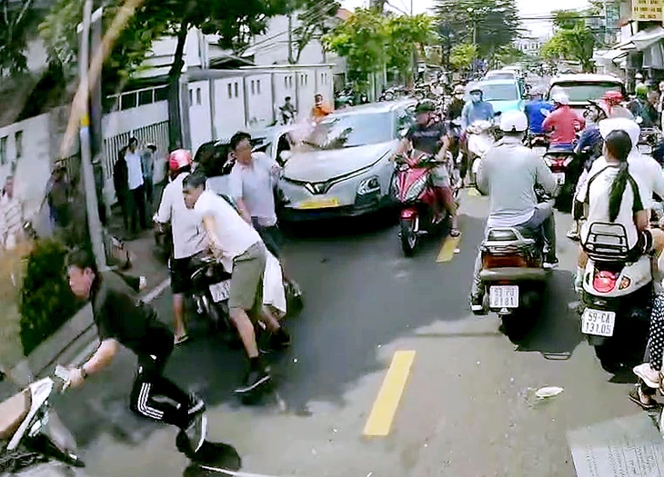 Đưa 3 người đậu hai ô tô giữa đường rồi ẩu đả về công an làm việc - Ảnh 1.
