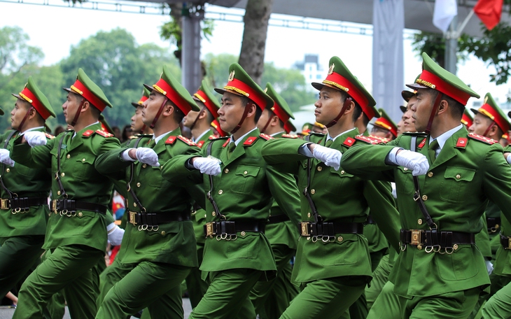 Ấn tượng nữ chiến sĩ công an xinh đẹp nhập vai 'gơn phố' náo loạn Hồ Gươm - Ảnh 16.