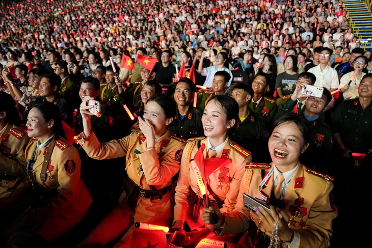 V Concert phủ kín khán đài bởi 25.000 khán giả. V Concert phủ kín khán đài bởi 25.000 khán giả.