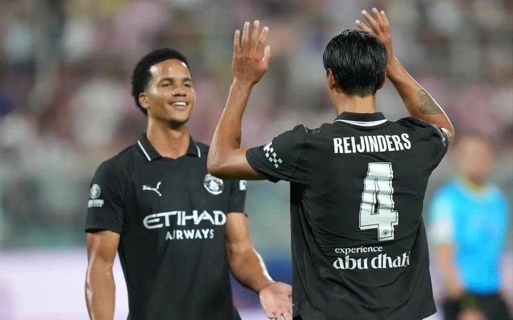 Ronaldo cầu hôn bạn gái bằng nhẫn kim cương ‘siêu to khồng lồ’ - Ảnh 4.