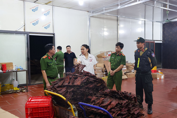 Sản xuất thịt trâu gác bếp rồi dán mác Hà Giang để bán - Ảnh 4.